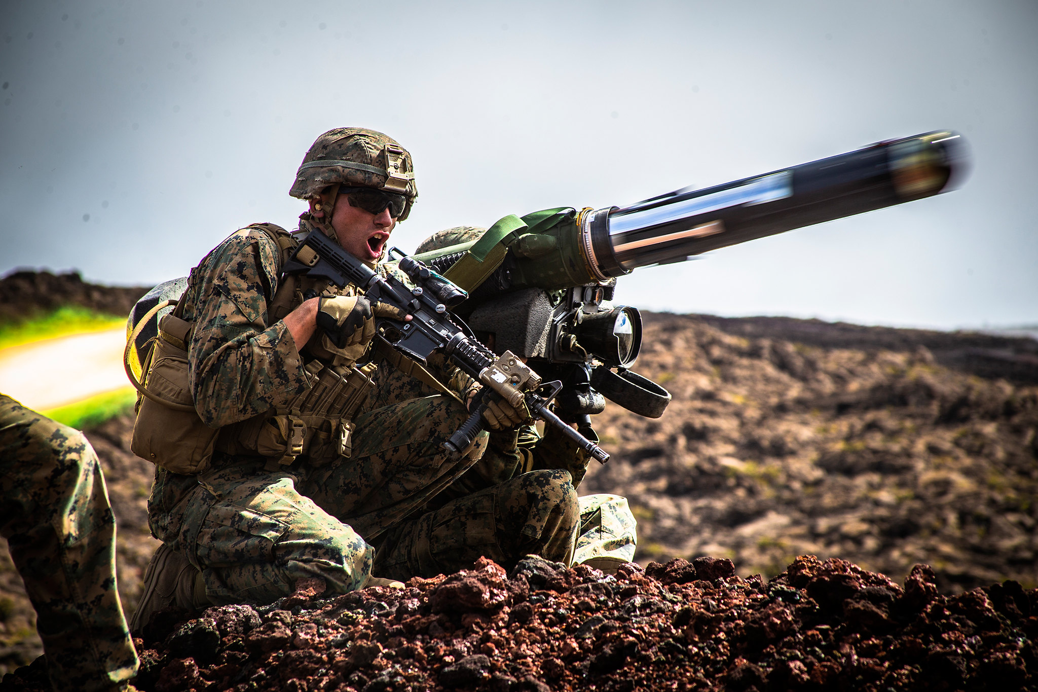 Marine Corps Sgt. Troy Mole fires a shoulder-fired Javelin missile during Exercise Bougainville II at Pohakuloa Training Area, Hawaii, May 15, 2019. (Lance Cpl. Jacob Wilson/Marine Corps)