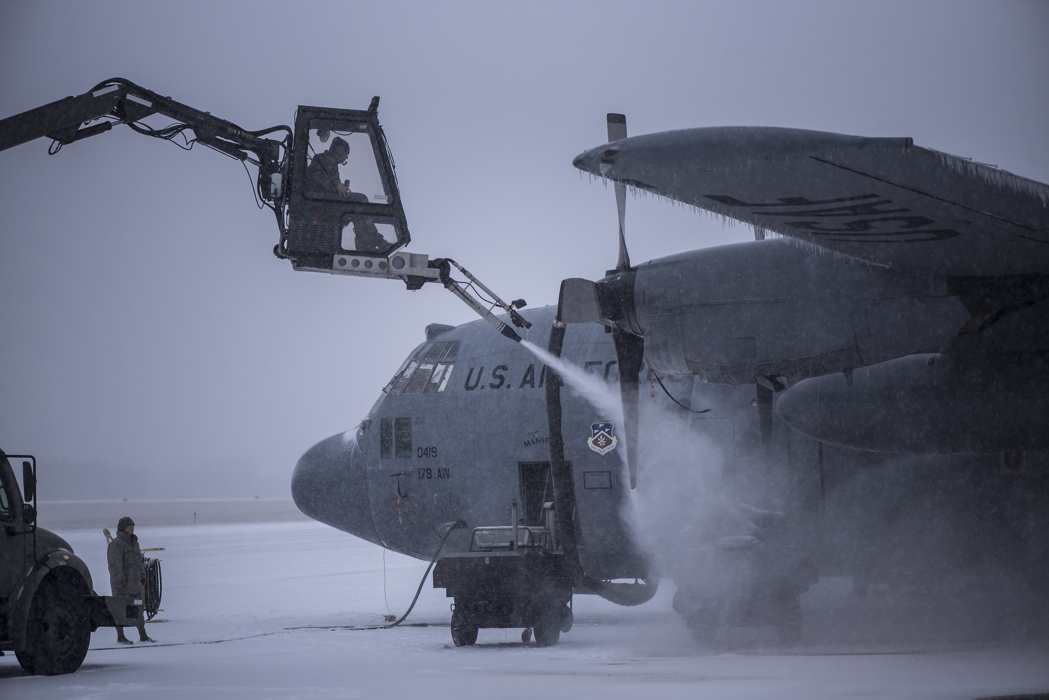 Airmen work on a C-130H Hercules, spraying it with deicing fluid during a snowstorm, Feb. 07, 2020, at the 179th Airlift Wing, Mansfield, Ohio. (Tech. Sgt. Joe Harwood/Ohio Air National Guard)