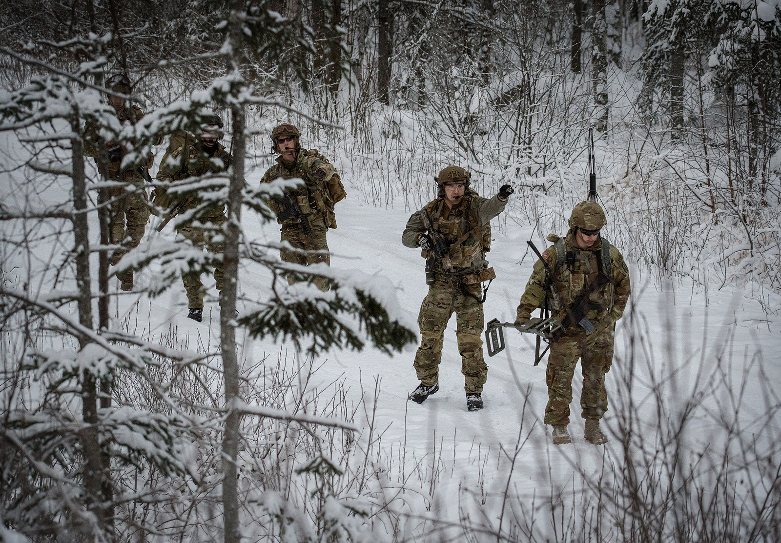 Soldiers assigned to the 716th Explosive Ordnance Disposal Company conduct mass-casualty search-and-rescue training Nov. 21, 2017, at Joint Base Elmendorf-Richardson, Alaska. (Curt Beach/Pacific Command)
