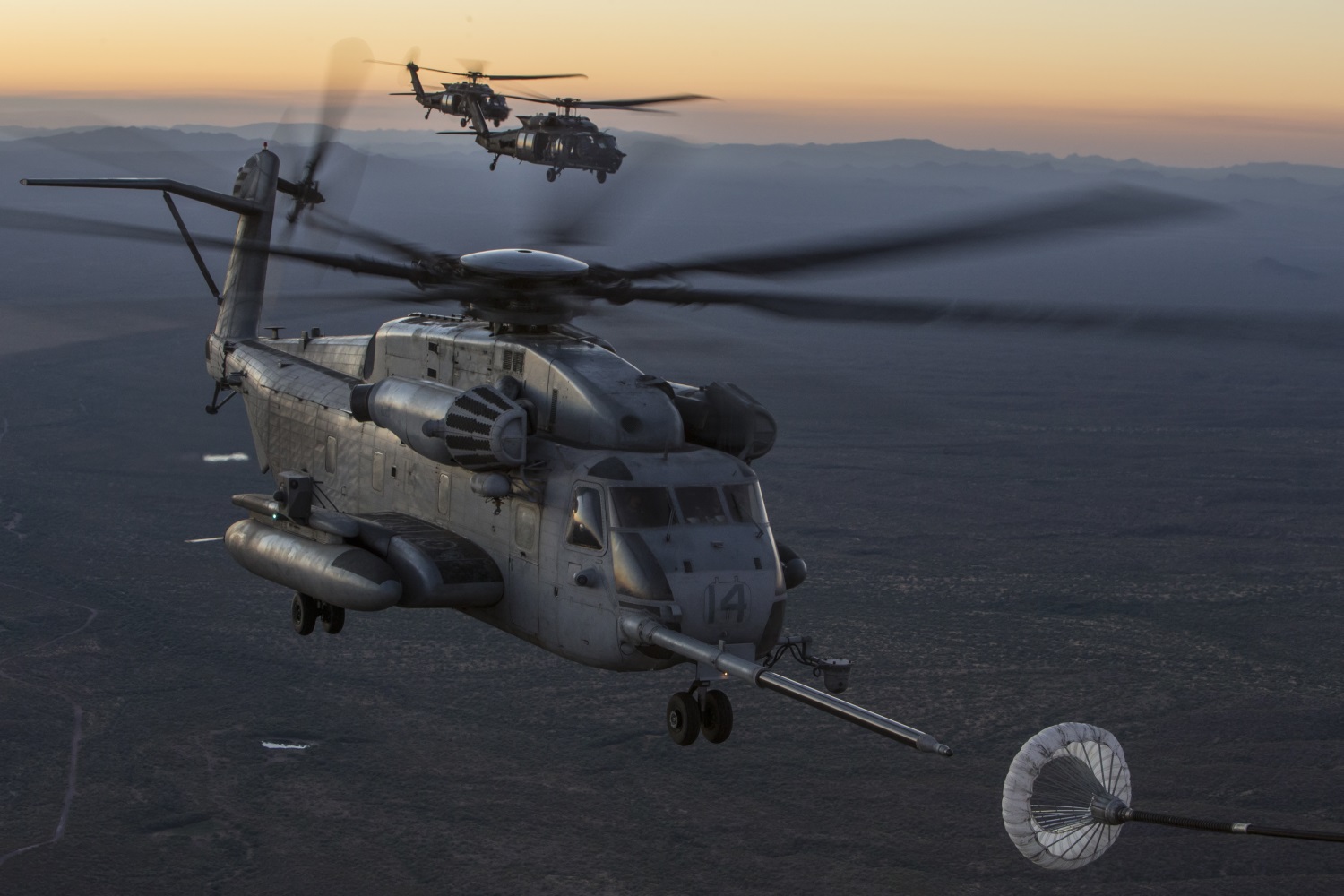 A U.S. Marine Corps CH-53E Super Stallion and U.S. Army MH-60M Black Hawks assigned to Marine Corps Aviation Weapons and Tactics Squadron One (MAWTS-1) conduct an aerial refueling exercise in support of Weapons and Tactics Instructor course (WTI) 1-18 in Yuma, Ariz., Oct. 6, 2017. (Sgt. Allison Lotz/Marine Corps)