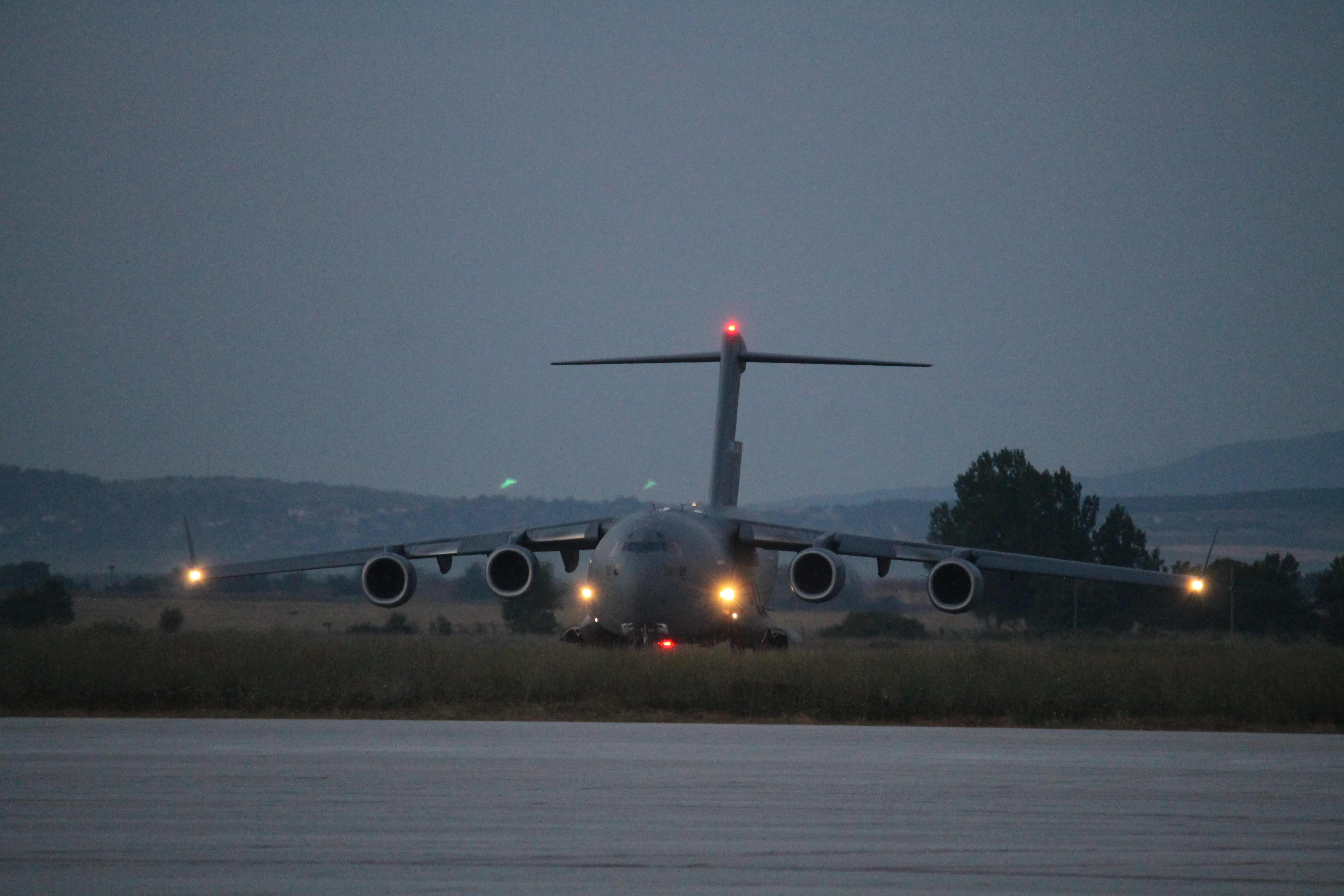The C-17 carrying the Strykers taxis as the sun rises. (Jen Judson/Staff)