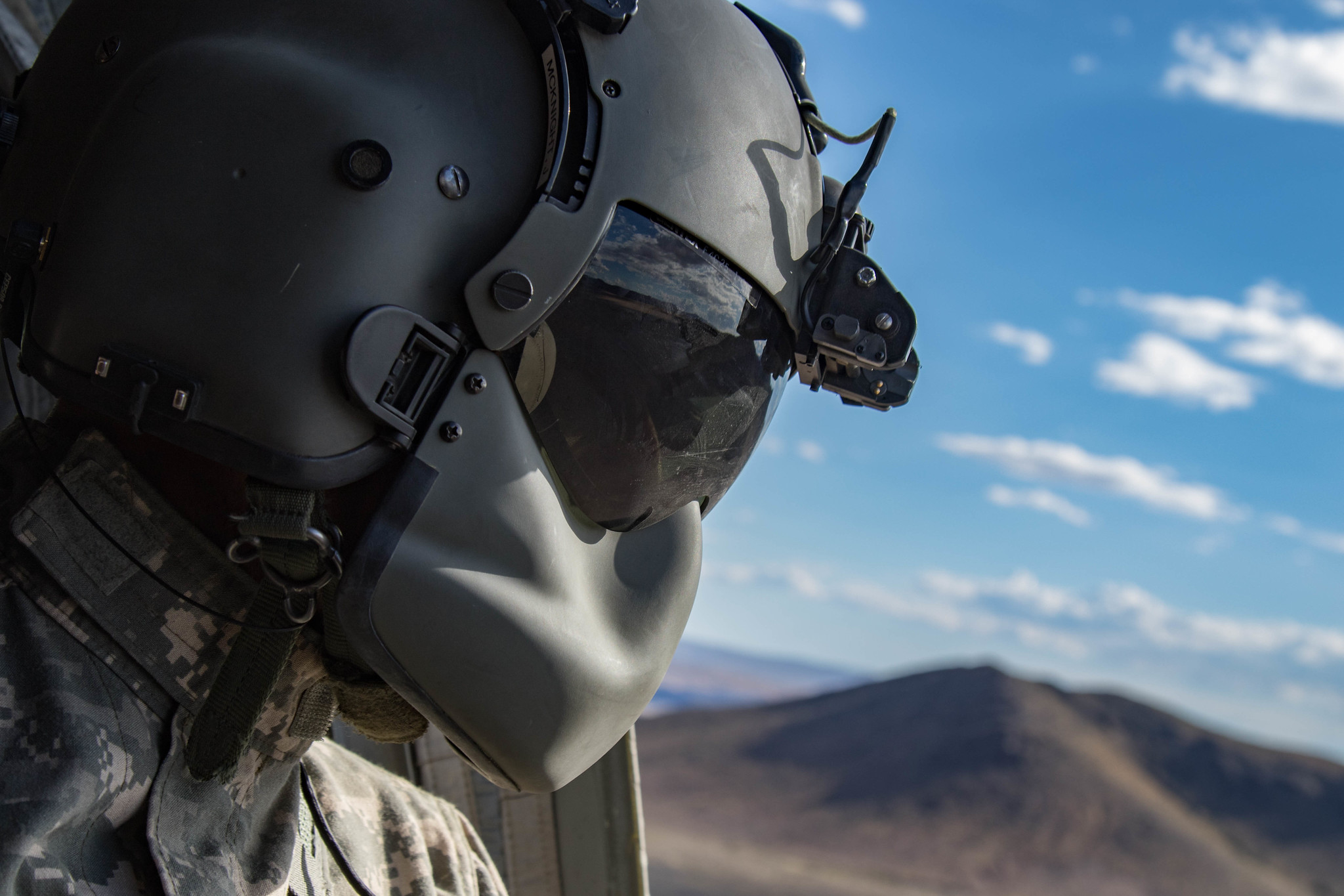 Oregon Army National Guard Sgt. James McKnight surveys the area out of the side window of the CH-47F Chinook during a dust landing certification flight at the National Training Center in Fort Irwin, Calif., May 29, 2019. (Cpl. Alisha Grezlik/Army)