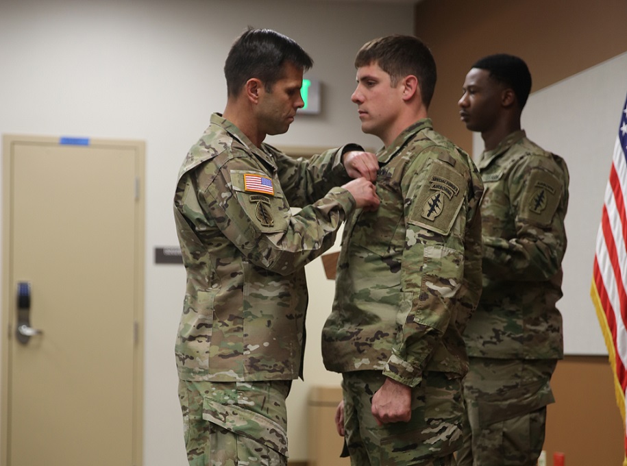 Green Beret receives Soldier's Medal for saving crash victims