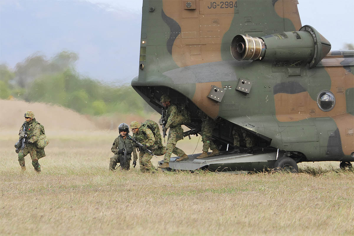 Japan Ground Self-Defense Force troops disembark from their CH-47JA Chinook heavy-lift helicopter during a helicopter assault as part of Exercise Talisman Sabre on July 23, 2019 at Bowen Airport, Australia. (Mike Yeo/Staff)