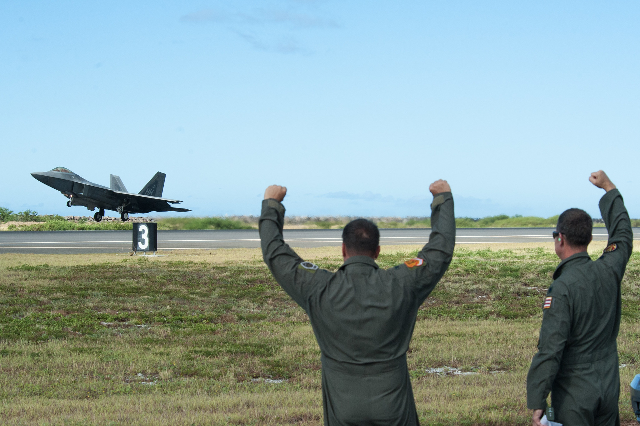 Hawaii Air National Guard pilots cheer on an F-22 Raptor at Joint Base Pearl Harbor-Hickam, Hawaii, on Aug. 21, 2019. (Senior Airman John Linzmeier/Air National Guard )
