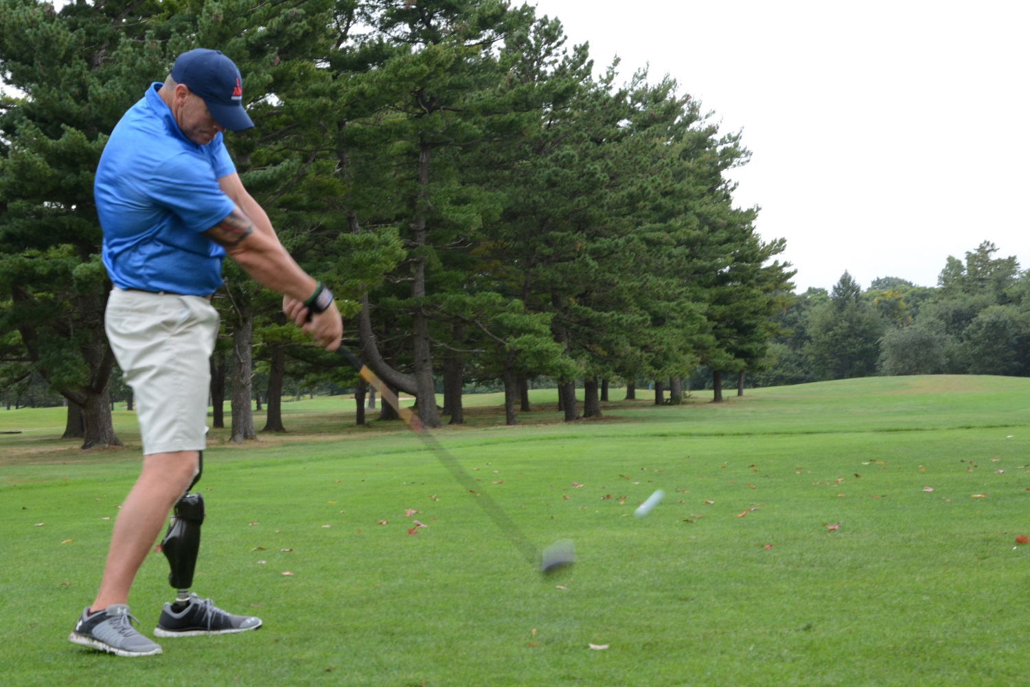 U.S. Army Sgt. 1st Class Brant Ireland, a Special Forces intelligence sergeant assigned to the 3rd Special Forces Group and a member of the U.S. team at the Invictus Games, practices golf in East Meadow, N.Y., on Sept. 19, 2017, in preparation for the competition. (Lt. Phillip Chitty/Navy)