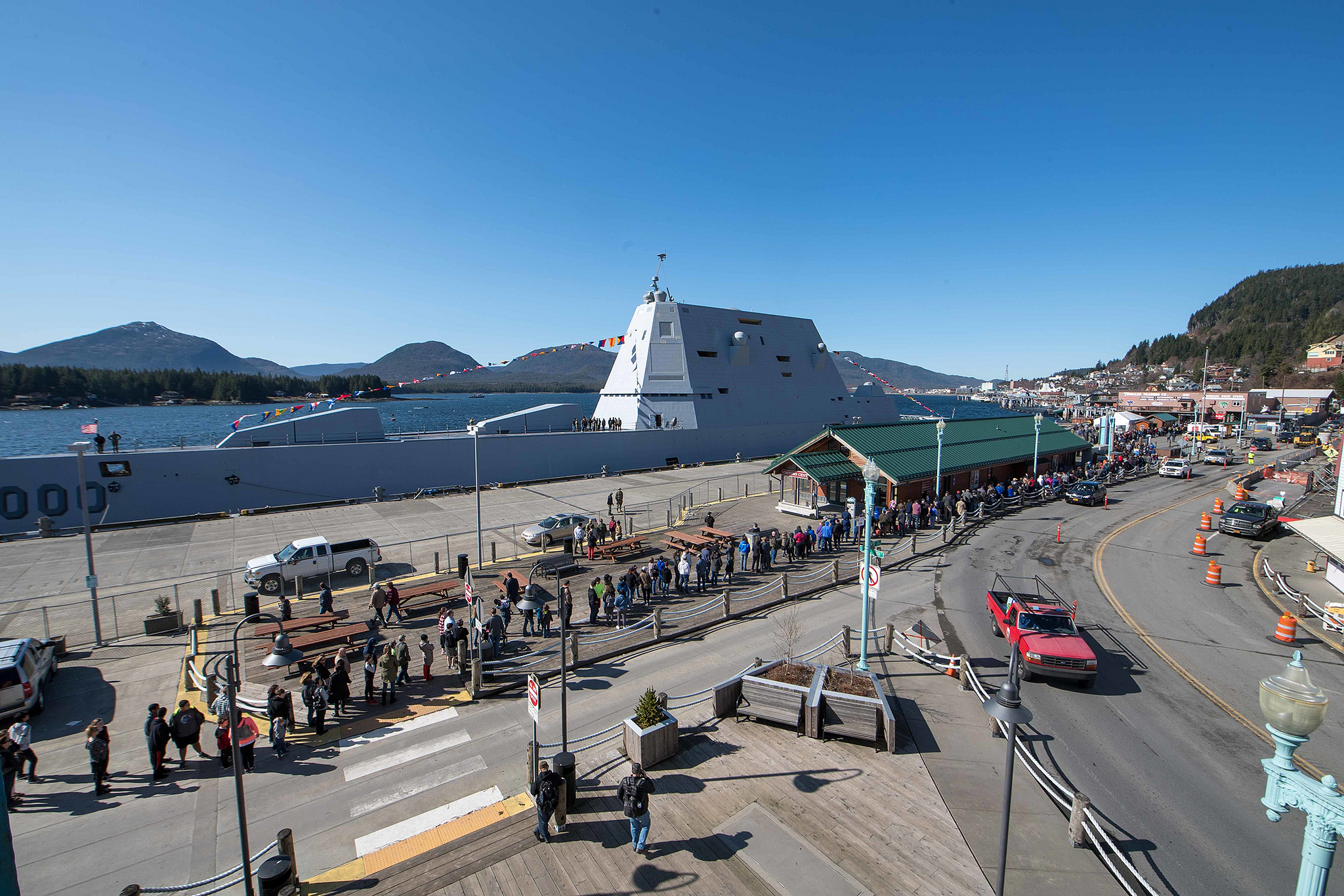 Visitors line up along the pier for a tour of the guided-missile destroyer USS Zumwalt (DDG 1000) on March 24, 2019, in Ketchikan, Alaska. (Mass Communications Specialist 2nd Class Jonathan Jiang/Navy)