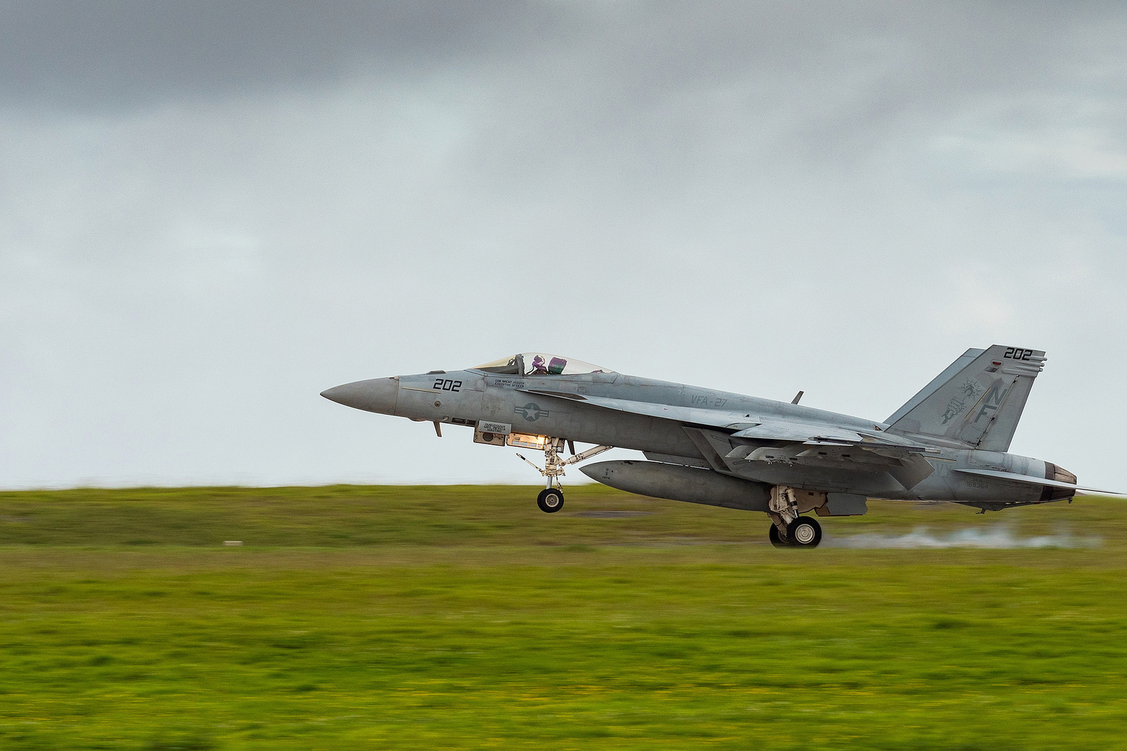 A U.S. Navy F/A-18E Super Hornet returns to Andersen Air Force Base in Guam from a mission on Sept. 19, 2018, in support of exercise Valiant Shield 2018. (Senior Master Sgt. Roger Parsons/Air National Guard)