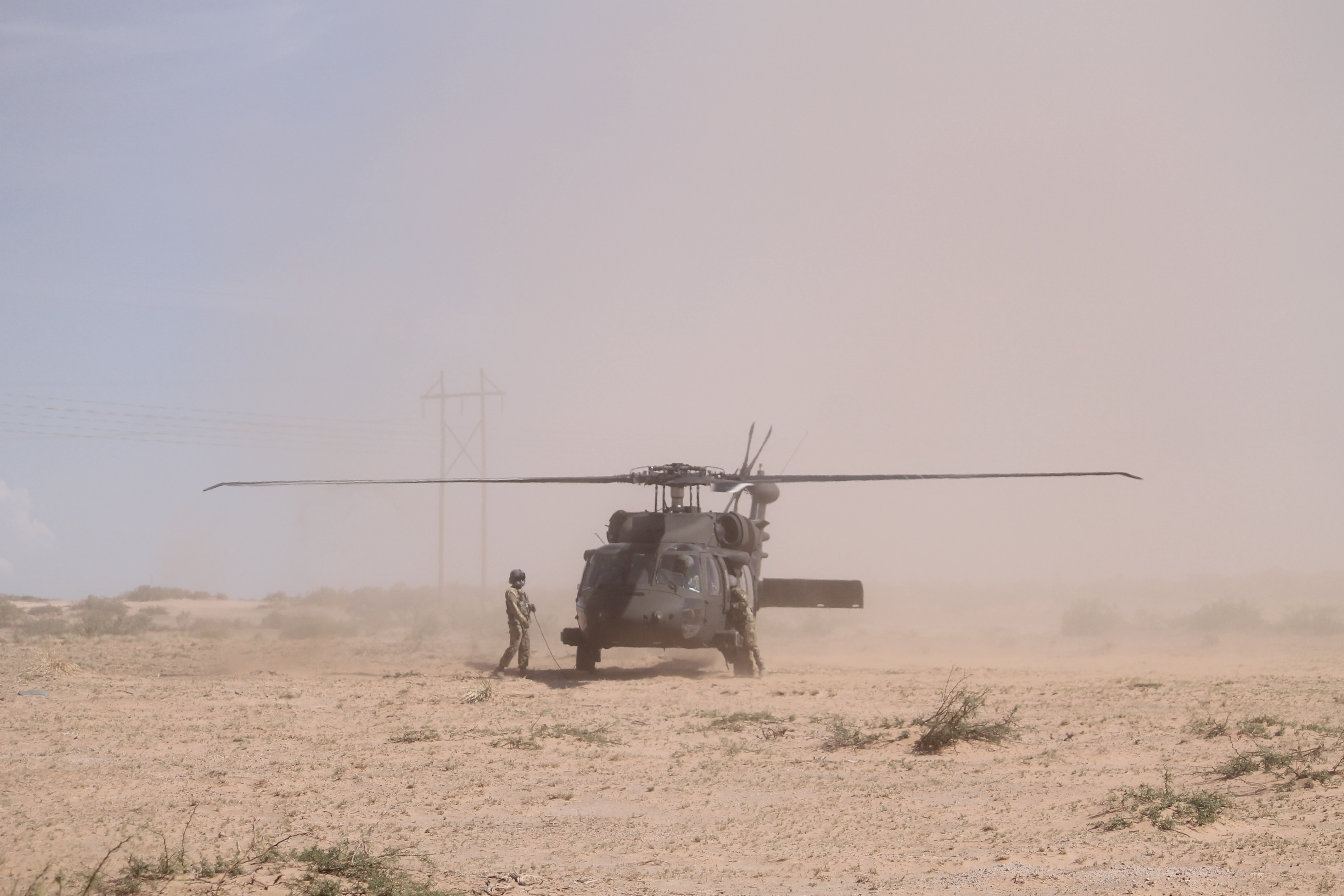 A Black Hawk lands in the desert just outside of the 2nd BCT’s TOC, escorting military personnel including U.S. Army Training and Doctrine Command commander Gen. David Perkins. (Jen Judson/Staff)