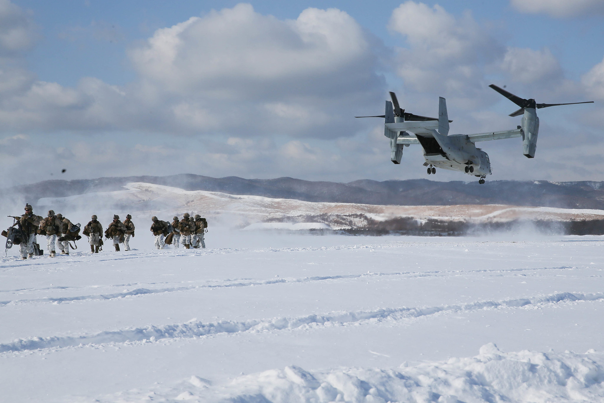 An MV-22B Osprey drops off U.S. Marines and members of the Japan Ground Self-Defense Force for a heliborne insert during Northern Viper at Hokudaien Training Area, Hokkaido, Japan, Feb. 5, 2020. (1st Lt. Brett Vannier/Marine Corps)
