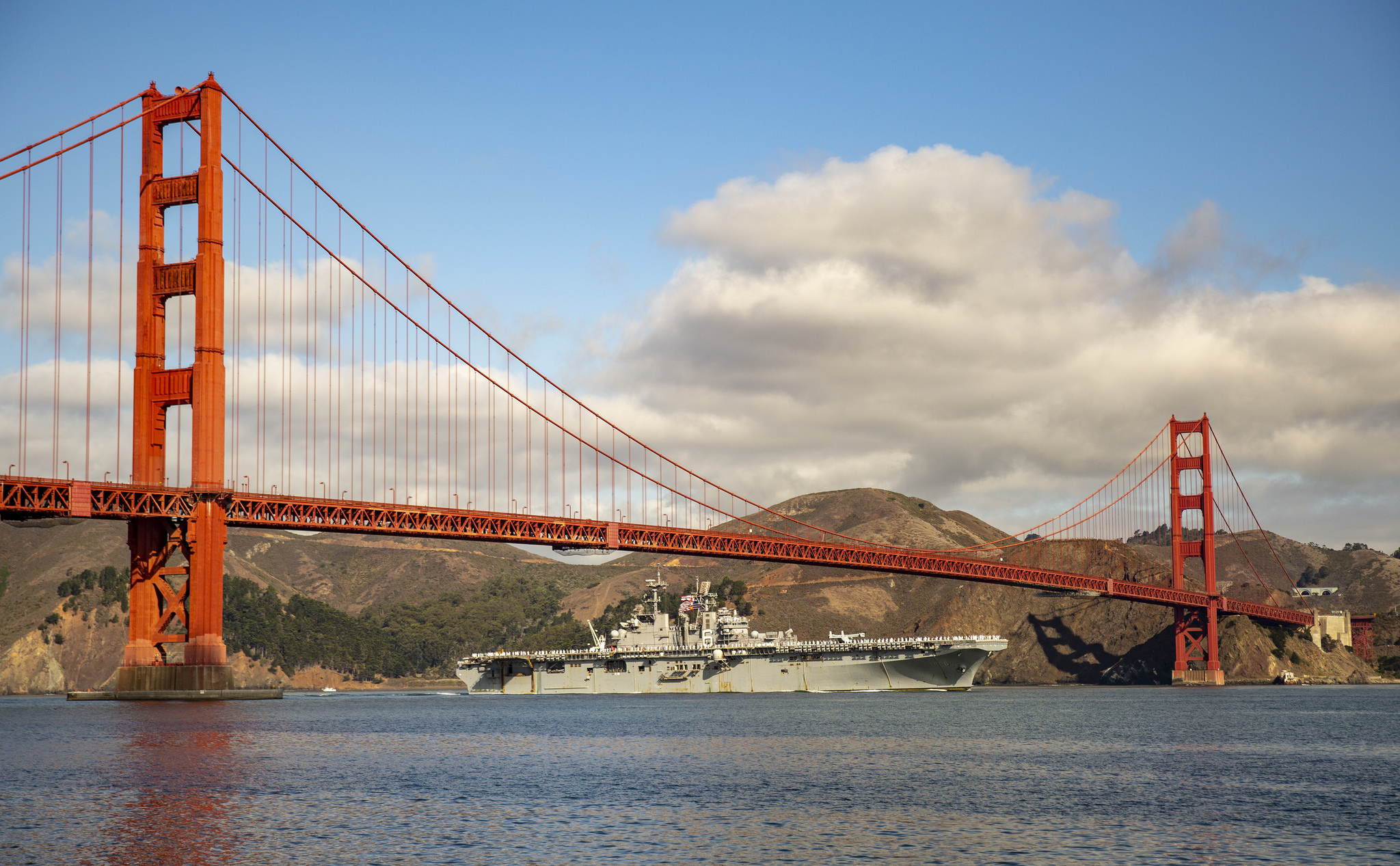 Marines and sailors aboard the amphibious assault ship USS Bonhomme Richard (LHD 6) pass under the Golden Gate Bridge to participate in San Francisco Fleet Week 2018 on Sept. 30, 2018. (Cpl. Jacob A. Farbo/Marine Corps)